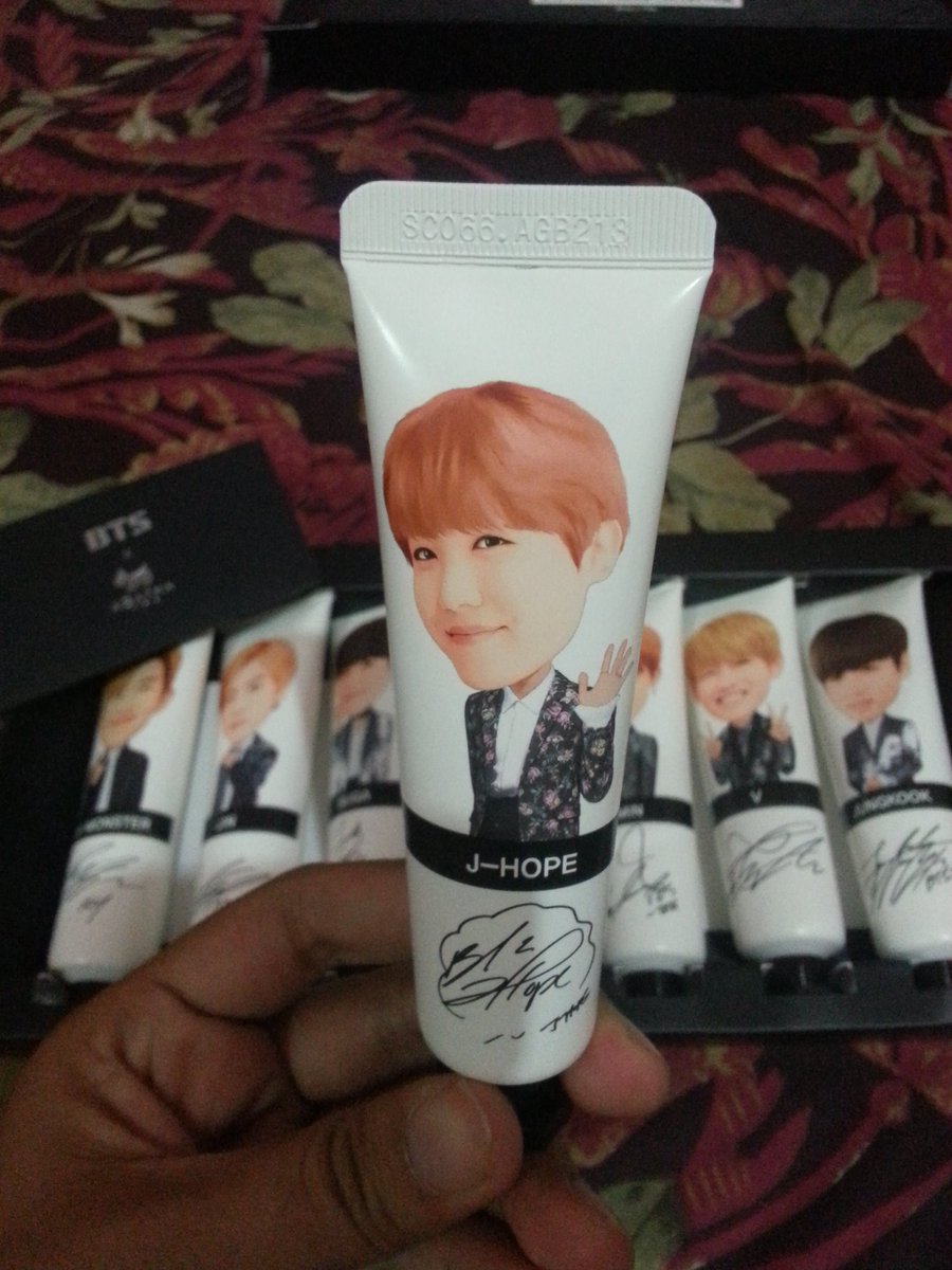 hilstory_'s tweet photo. READY STOCK!!! BTSxAgatha Handcream. IDR 90K/pcs. Available: JK, JIN, JH, RM #BTS #BTSxAgatha #BTSHandcream #방탄소년단 https://t.co/zPBhlM7Hka