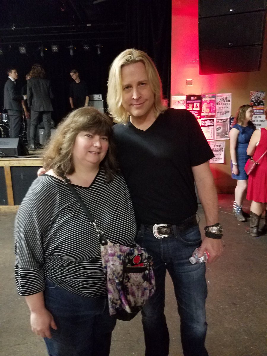 KimRathbone's tweet photo. Thanks @MatthewandGun Loved you in the 90s.Reliving my #MTVDays Amazing #ChuckBerryTribute Thx for the📸 Matt❤Hope to catch another show soon https://t.co/lrX3ONjiQT