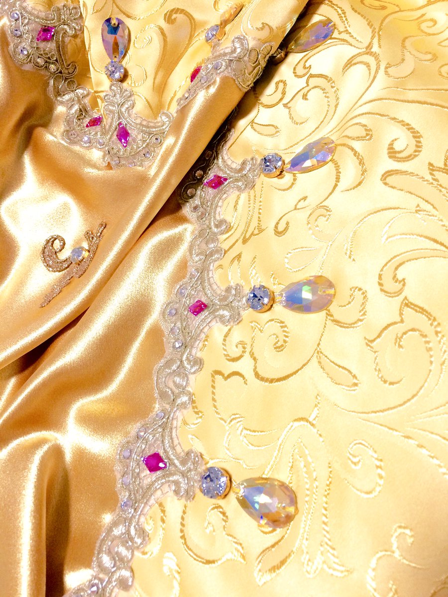 ゆき卍 24a على تويتر ジュエルプリンセスのベルさん スカートに黙々と石を縫い付けています まだ予定の半分も付けてないのに 重さでパニエが歪む ジュエルプリンセス 美女と野獣 ベル Dハロ仮装 ディズニープリンセス