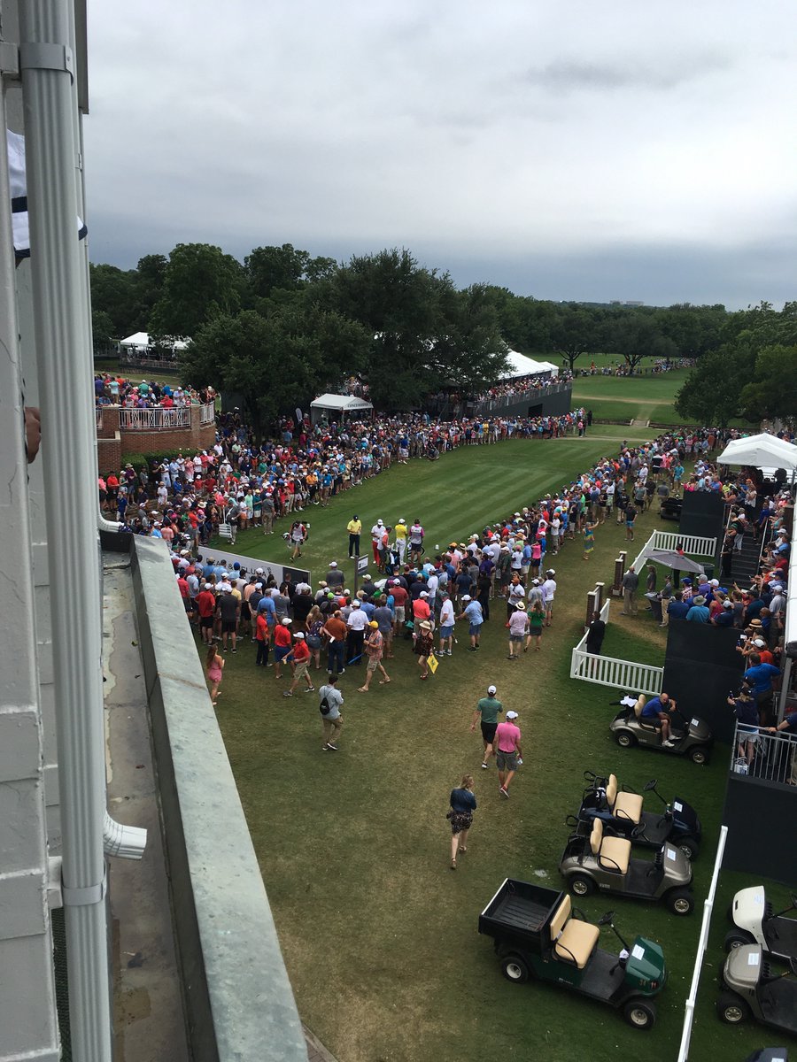 Gil_Brandt's tweet photo. Spieth always draws a crowd. #DeanDeLucaInv https://t.co/M57YuuDA1n