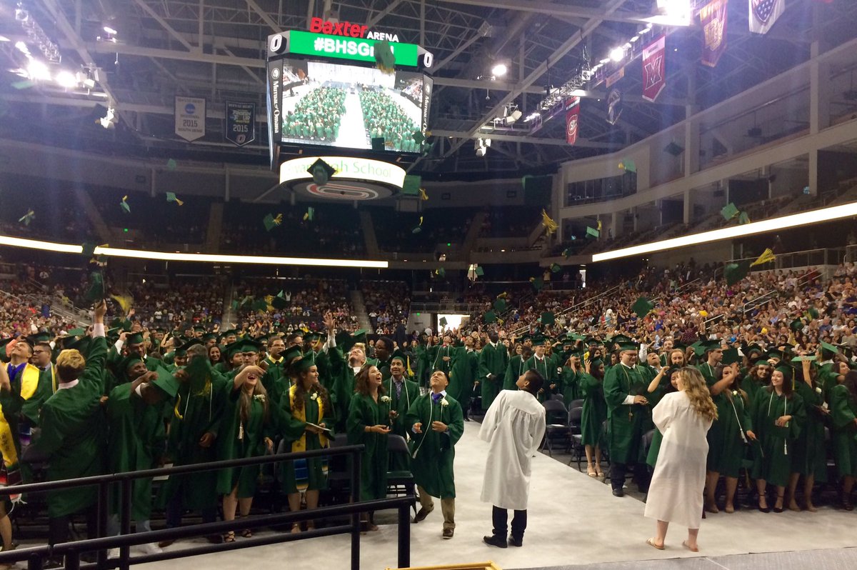 SouthOLacey's tweet photo. Congratulations @OPS_BryanHigh Class of 2017! #OPSProud #BHSGrad @OmahaPubSchool #GoBears https://t.co/7ncyipaIaL
