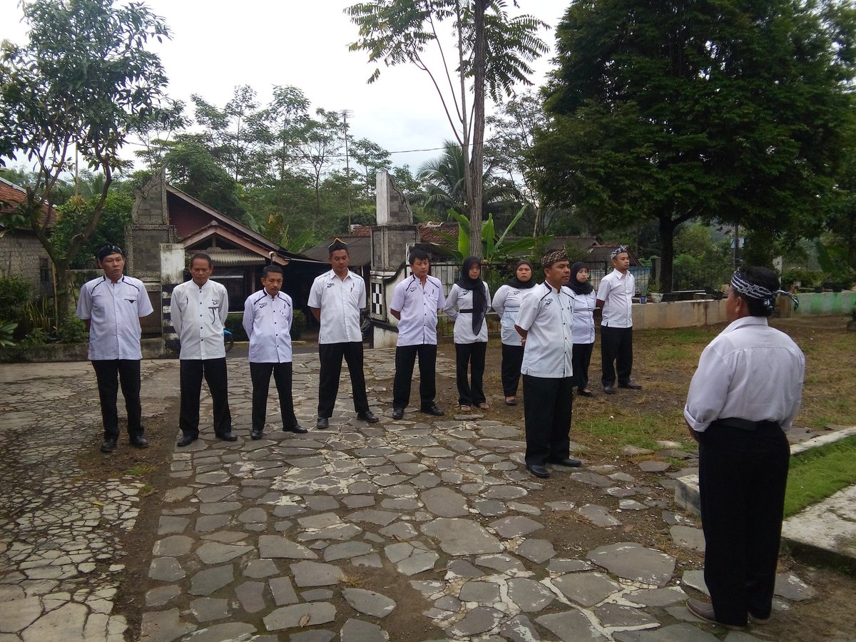 abaskosasih1's tweet photo. Apel pagi.. UPTD Pendidikan Kec. kiarapedes @DediMulyadi71 @BKPSDM_PWK https://t.co/luTcxa5qzh