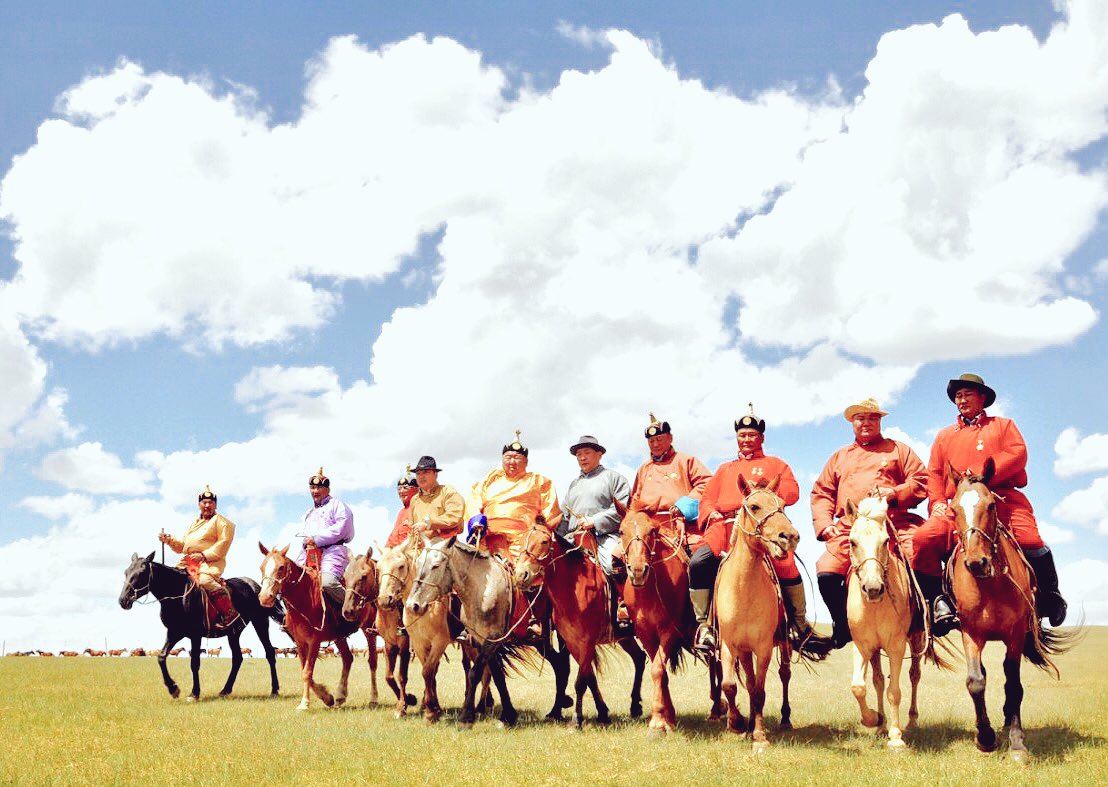 Сүлдэндээ #морьтой, 
Сэтгэлдээ нартай Монголчуудын  минь ЭВ ЭЕ бат, буян заяа нь өөдөө байх болтугай.
7 хоногийн ажилд нь амжилт.
#Хоржийлоо