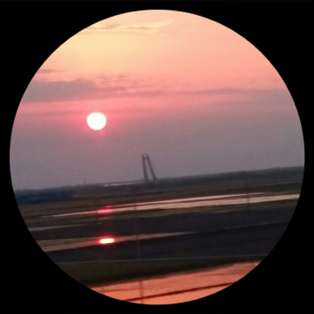 #NewProfilePic 노을이  붉게  물드는건   하루의   마무리까지   빛을   보내는  최선이다.