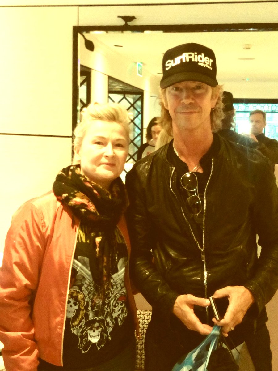 audreykkavanagh's tweet image. Didn't make it to the Iveagh Gardens but hey look who I bumped into and got my pick from the main man😀🙌🔫🌹🎸🍀
#GNRinSlane #slane2017 #legends