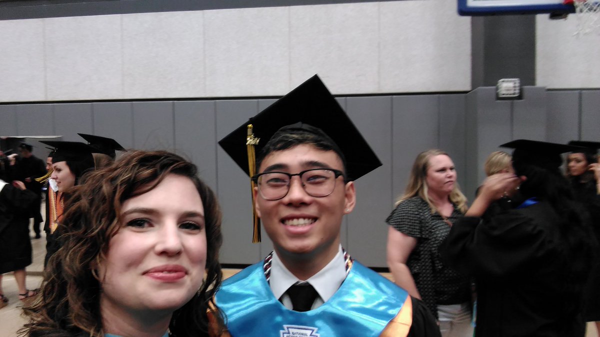 IsgittAPLit's tweet photo. #KISDGrad17 Cute grads https://t.co/Nn6jWhzIyl
