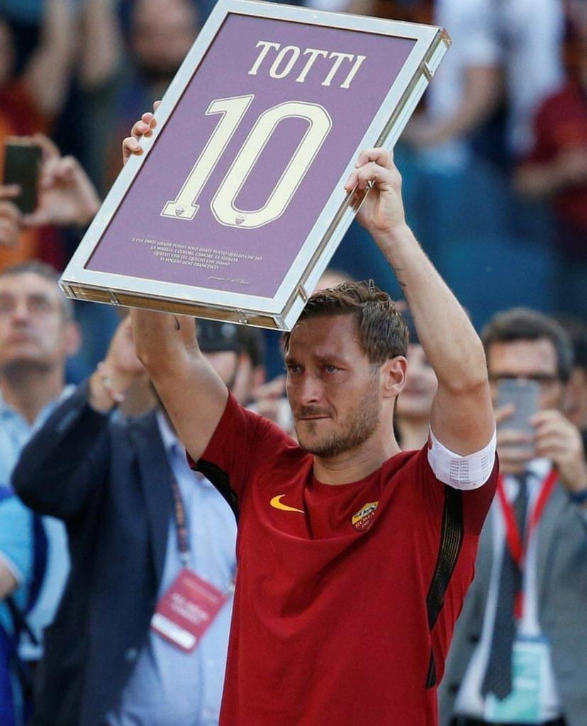 EPulalo's tweet photo. Sang legenda, 25 tahun hanya Membela 1 tim
#SaveAsRoma
#SaveTotti https://t.co/fafyExxmbY