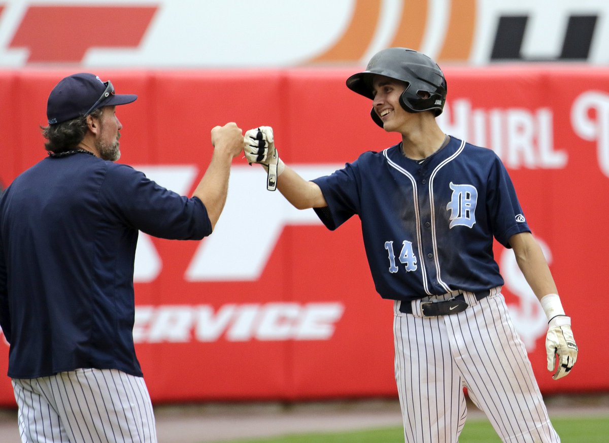 TLsports's tweet photo. Dallas wins D2 Class 4A title in dramatic fashion (Via @tomjrobinson): https://t.co/EZUFXyZHEQ https://t.co/wJVr1DRB00