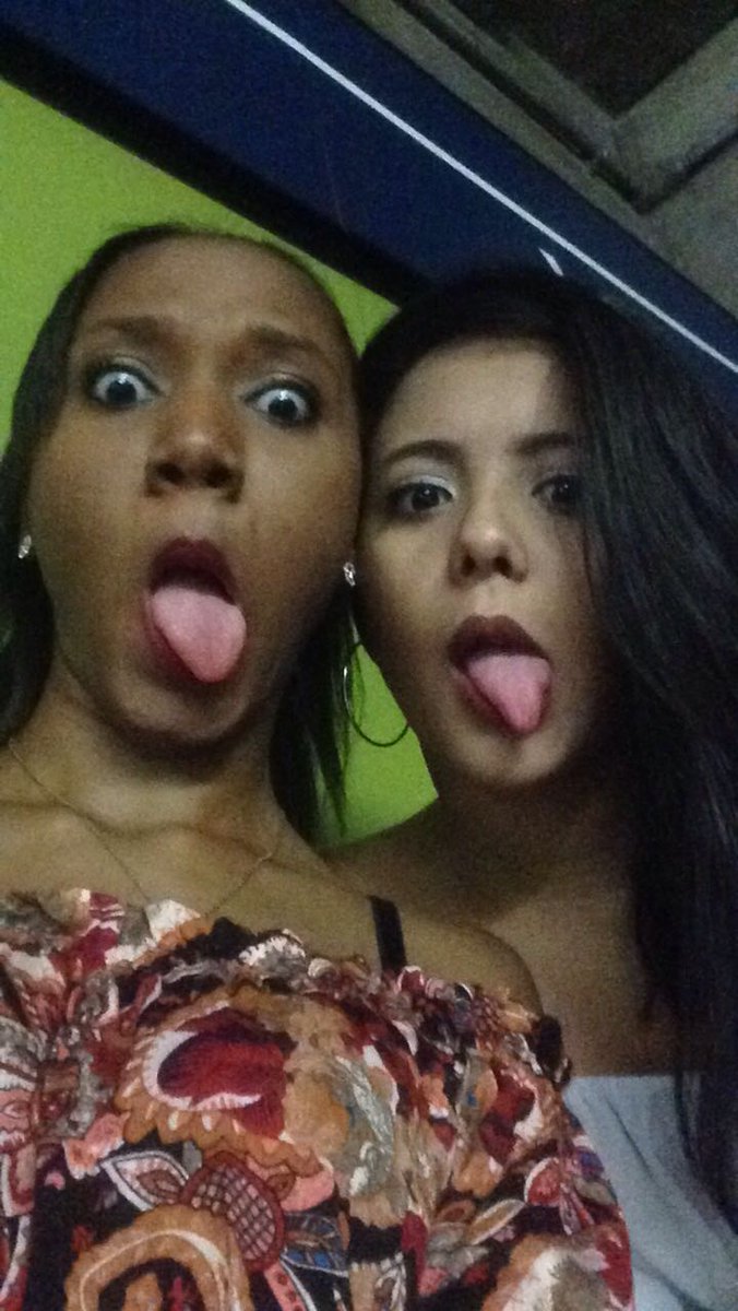 lealgi_'s tweet photo. eu encho a cara sim senhorrrrrr #chamanobaile #caimosnobarro #deupessimo #replay ๐๐๐โ @jjuliasousa_ https://t.co/l3t0w5Dtun