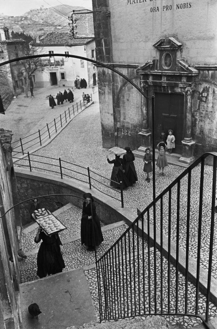 VentagliP's tweet photo. “Stiamo filando una tela,
di fili delicati,
di maglie tanto fragili”

Simon Armitage &amp; Cartier-Bresson

#Apertura dei #VentagliDiParole 29/5 https://t.co/806Duq17Qu