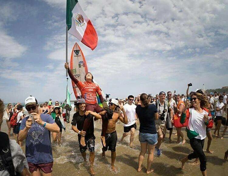 chris_db16's tweet photo. @JhonyCorzo campeón mundial de surf @ISAsurfing primer mexicano en obtener la medalla de https://t.co/P7R7qW6gg7 https://t.co/eTaIhjo84V