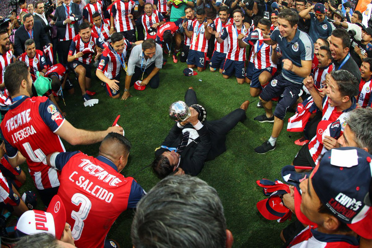 Chivas's tweet photo. 🇫🇷 ¡Así se festeja un Campeonato! 🇫🇷
⭐⭐⭐⭐⭐⭐⭐⭐⭐⭐⭐⭐
#UnidosSomosCAMPEONES 🏆 https://t.co/PYQgbbfubx