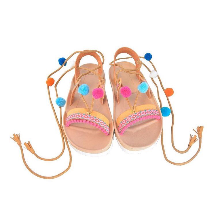 bambu_shoes's tweet photo. Sandalias con pompones!
#sandalias #moda #moda2017 #mujeres #zapatos #pompones #hechoenvenezuela #tendencia https://t.co/xelsdkMCCJ