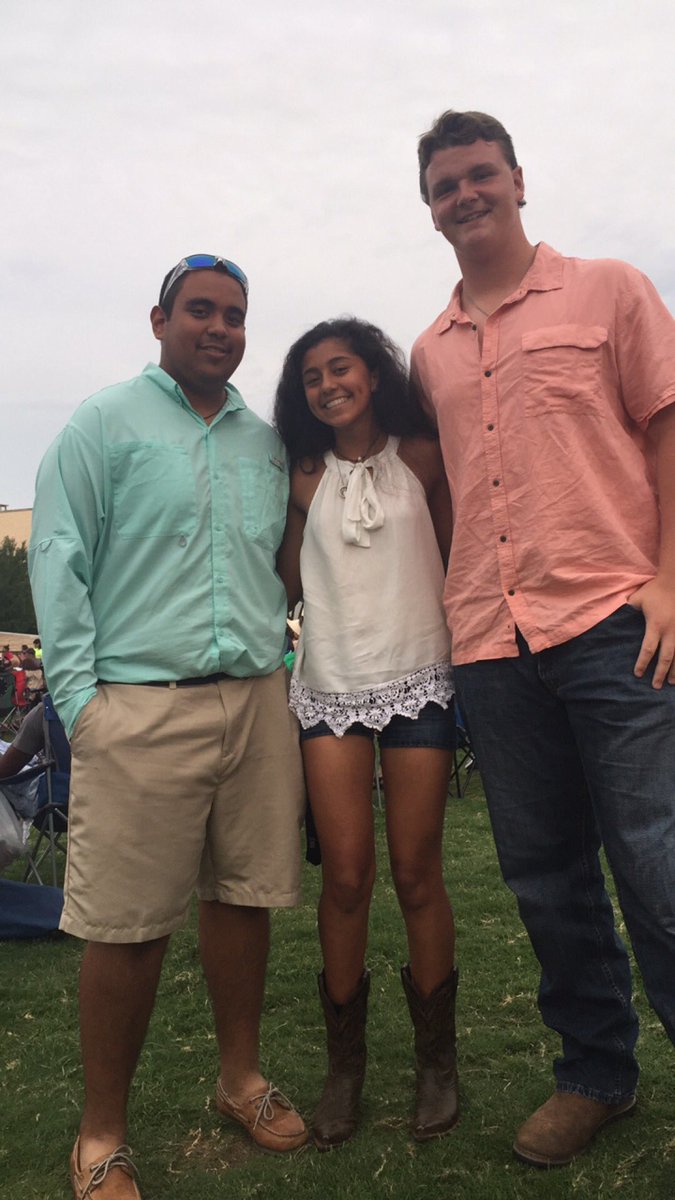 mj_moli_78's tweet photo. Tonight with the bro and sister! #leftside #latropaf https://t.co/5KwWGP8k2c