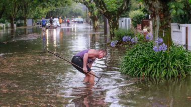 BirdsClimate's tweet photo. How a possible two-metre sea level rise would flood thousands of Melbourne homes. https://t.co/CKaeaKxSxy #globalwarming https://t.co/4GtkHIwj7g