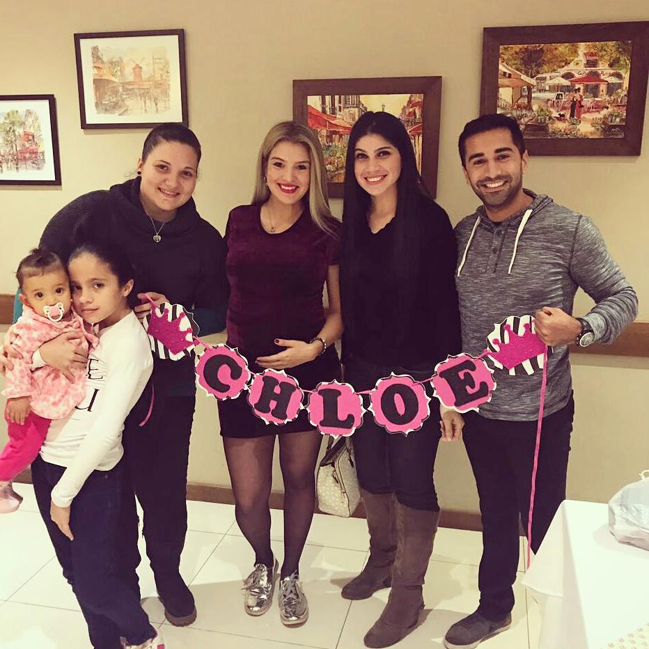 GiuliTuritich's tweet photo. Te amamos @kariolagonza!! Ya le queremos conocer demasiado a #Chloé..👫👶❤ #babyshower #friends #excompas #Luana https://t.co/1lrrt8BDb2
