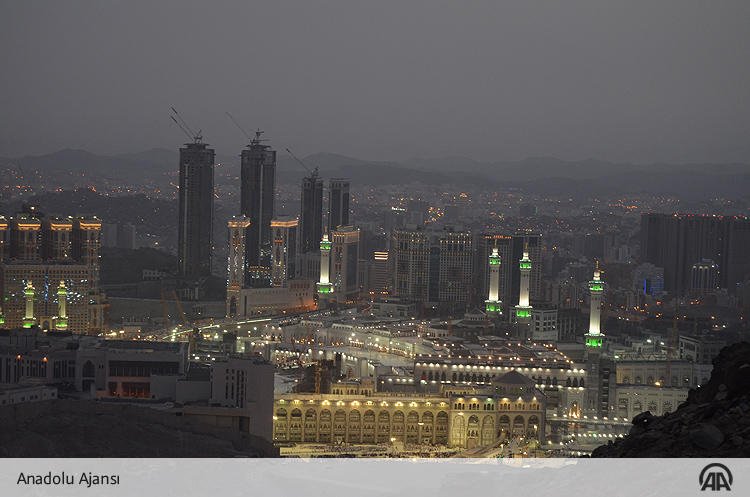 #Ramazan ayının gelmesiyle #Mekke'deki Mescidi Haram Minareleri ve Saat Kulesi'ne özel ışıklandırma yapıldı 🕋 aane.ws/X5b