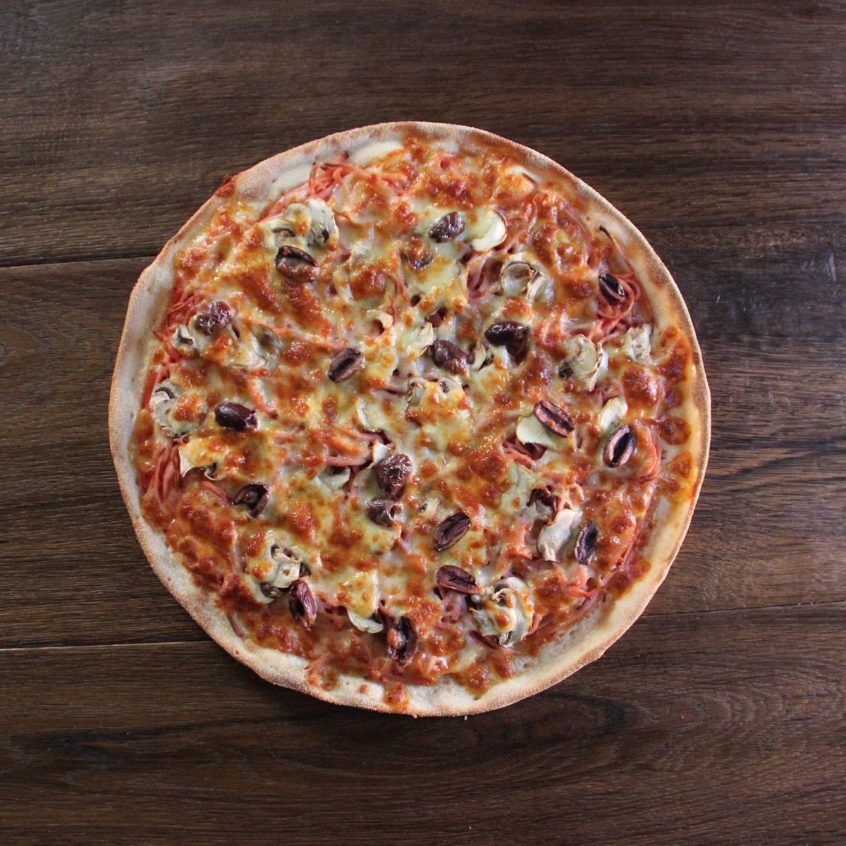 You can't go wrong with our CAPRICCIOSA pizza: Ham, mushroom and kalamata olives!