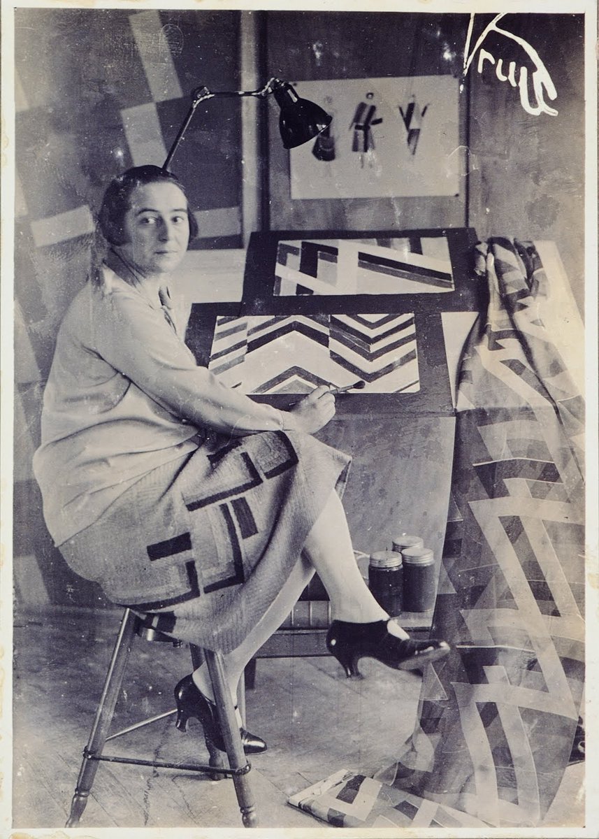Artribune (@artribune) on Twitter photo Foto del giorno: Sonia Delaunay nel suo studio, 1930... Foto del giorno: Sonia Delaunay nel suo studio, 1930...