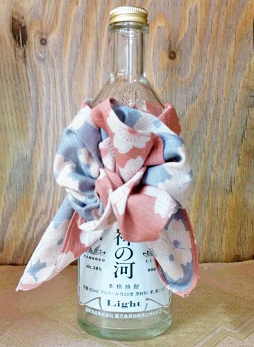 お包み研究所 7ｍｌのお酒の瓶をリボンの代わりに風呂敷でアレンジしてみました あえてラベルやボトルの色 形を見せた ラッピングです ラッピングしたままテーブルに置いても可愛いと思います 瓶ラッピング 贈り物 リボンの代わり 南大阪 お包み