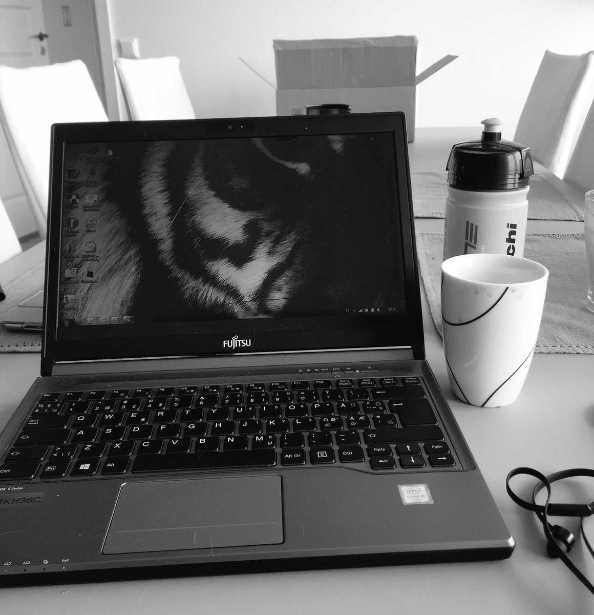 Kaffebryggarens termostat knäpper. Skippar pendlingen och jobbar hemifrån. Gillar ett #digitalt #arbetsliv. #jobbahemma #jobbahemmadagen