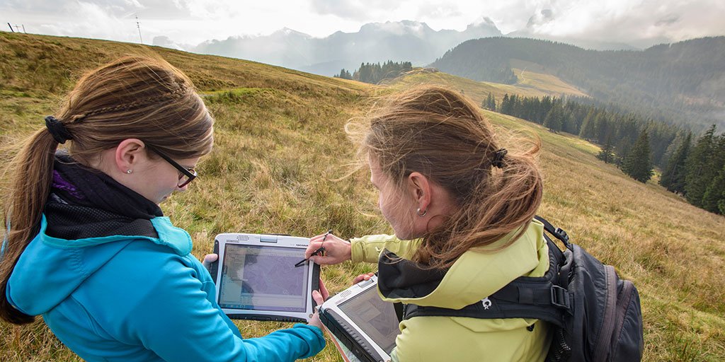 Arbeit am PC, aber nicht nur! Das Folio 2017 besucht 2 lernende #Geomatiker/innen bei der Feldarbeit: bit.ly/2pBE6VD #Ausbildung