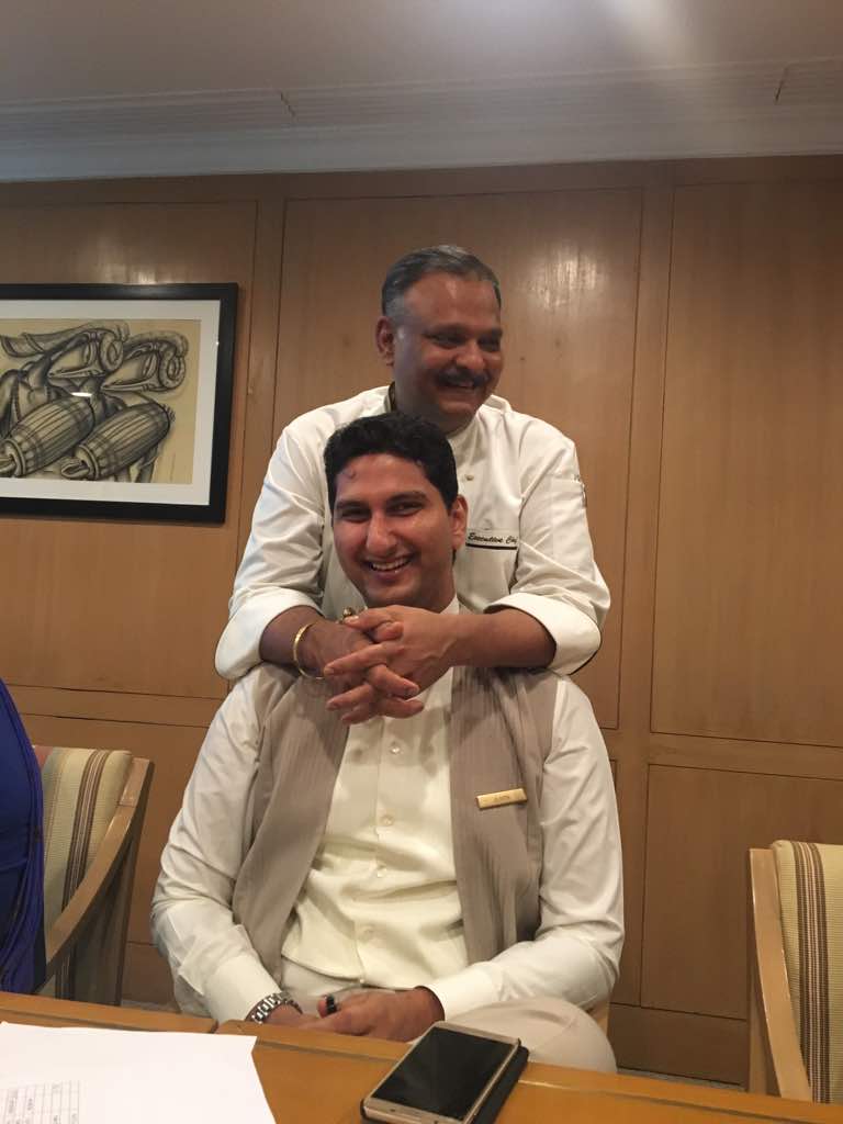 JustinKhodaiji's tweet photo. #TridentMumbai  #TridentExperiences  #joybhattachar   When you have the hands of a culinary God on your shoulders. Everything falls in place https://t.co/Z2tBKKkcRB