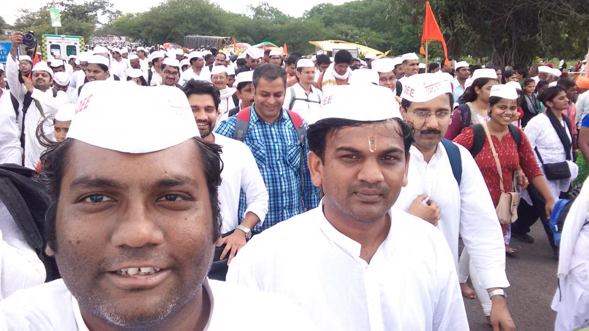 kamle5h's tweet photo. I love cotton b'cas #CottonIsCool . My cool time, a wonderful, socio-religious experience at #Palakhi with #ITDindee friends in #Pune https://t.co/ii3yPdB3Sd