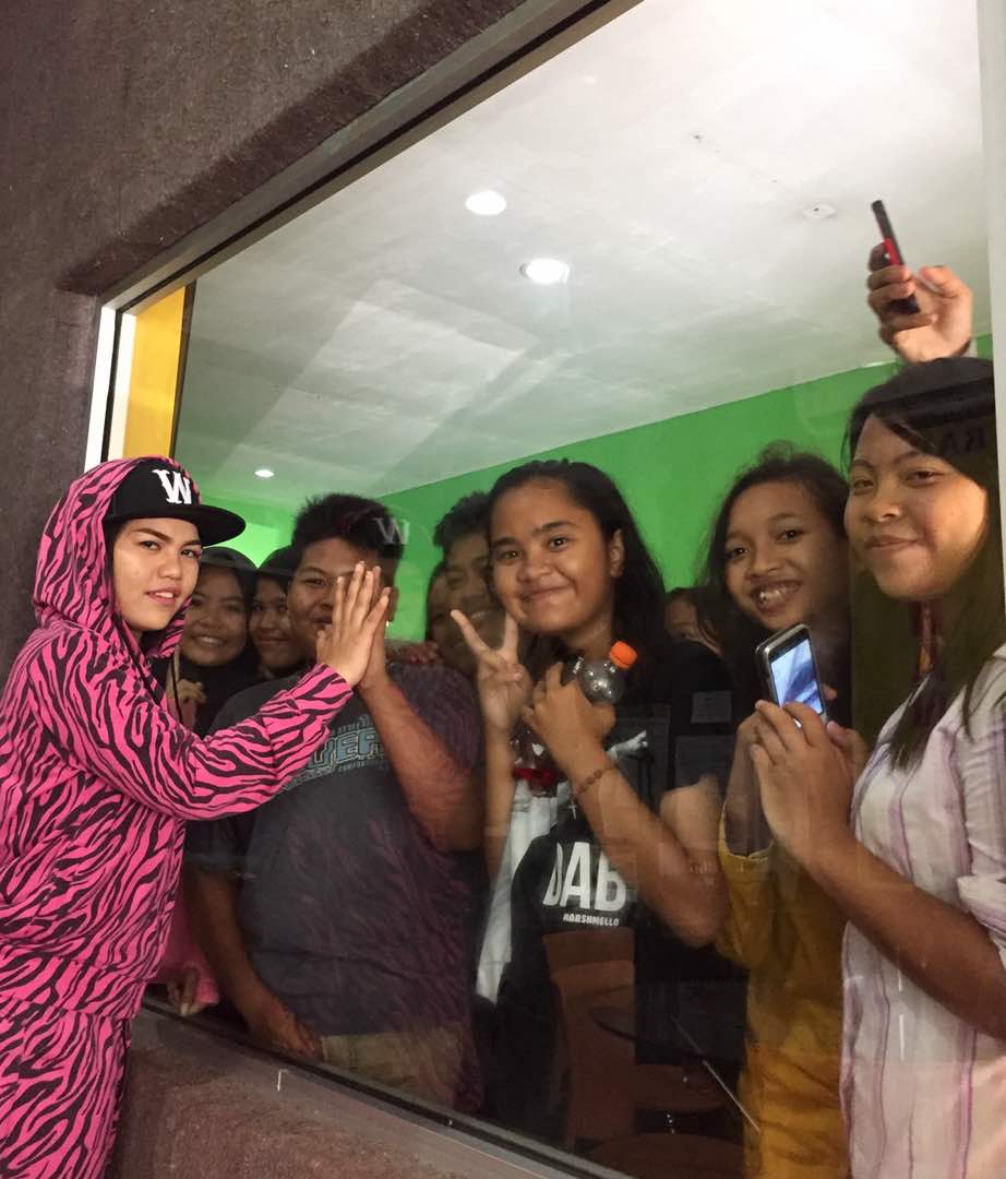 TrinityOptimaP's tweet photo. #TOPACTIVITY @DA3_Weni promo single "Engkaulah Takdirku" di @ELSHANDAFM Indramayu. Terima kasih radio Elshanda #DA3WeniPromoRadio https://t.co/kQ3cO0yhXo