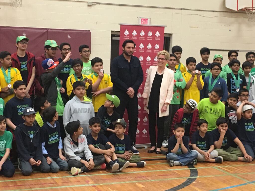 SAfridiOfficial's tweet photo. Thank you to Premier @Kathleen_Wynne for lighting up @GoGreenCricket field, a first for Canada! A proud moment for me &amp; all Canadians 🇵🇰🇨🇦🏏 https://t.co/qVD5I68fCB