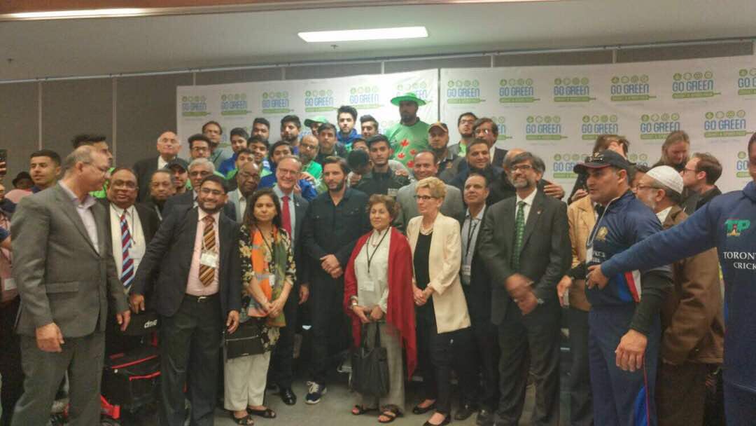 SAfridiOfficial's tweet photo. Thank you to Premier @Kathleen_Wynne for lighting up @GoGreenCricket field, a first for Canada! A proud moment for me &amp; all Canadians 🇵🇰🇨🇦🏏 https://t.co/qVD5I68fCB