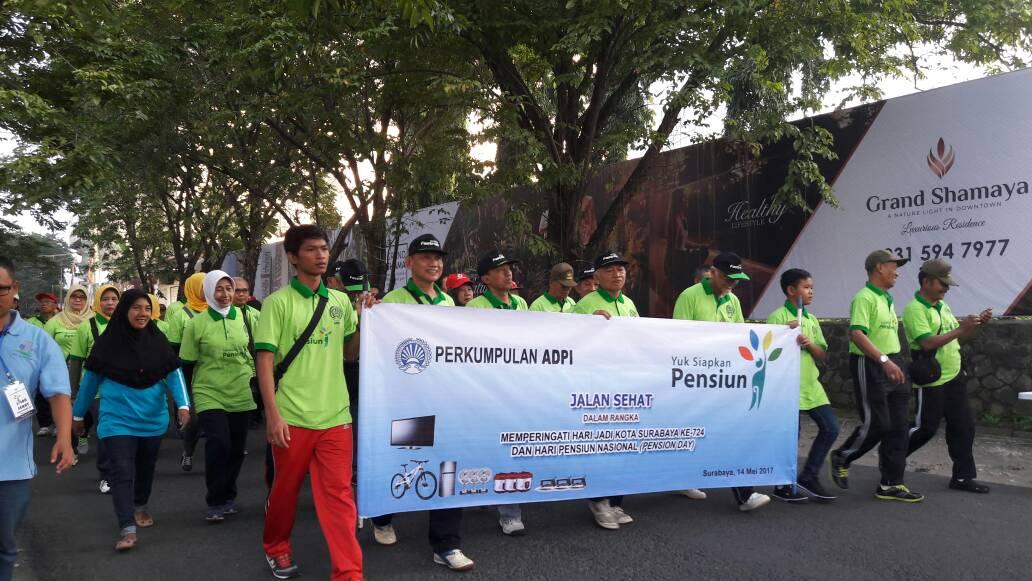 PensionDay_Indo's tweet photo. Kegiatan jalan sehat yang diselenggarakan oleh Perkumpulan ADPI di Surabaya pd tgl 14 Mei 2017. #pensionday2017 https://t.co/T7QvuE7pYf