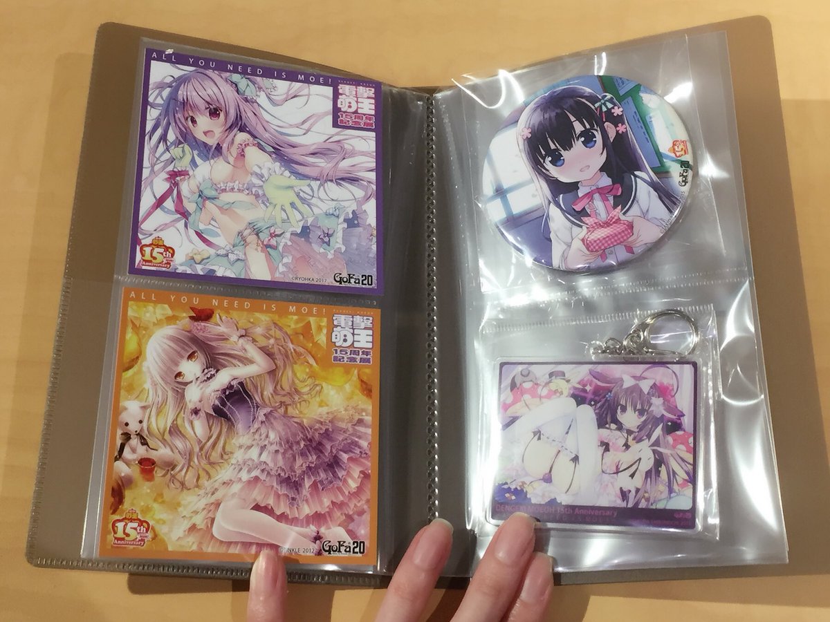 Gofa Sur Twitter 会場で販売中のコースターホルダー用の表紙はkarory先生 和泉つばす先生の絵柄の2種類あります どちらも目を惹くイラストでとても可愛いです こちらのホルダーはコースター以外にも缶バッジやアクリルキーホルダーも収納できますので 萌王 Gofa Sur Twitter 会場で販売中のコースターホルダー用の表紙はkarory先生 和泉つばす先生の絵柄の2種類あります どちらも目を惹くイラストでとても可愛いです こちらのホルダーはコースター以外にも缶バッジやアクリルキーホルダーも収納できますので 萌王