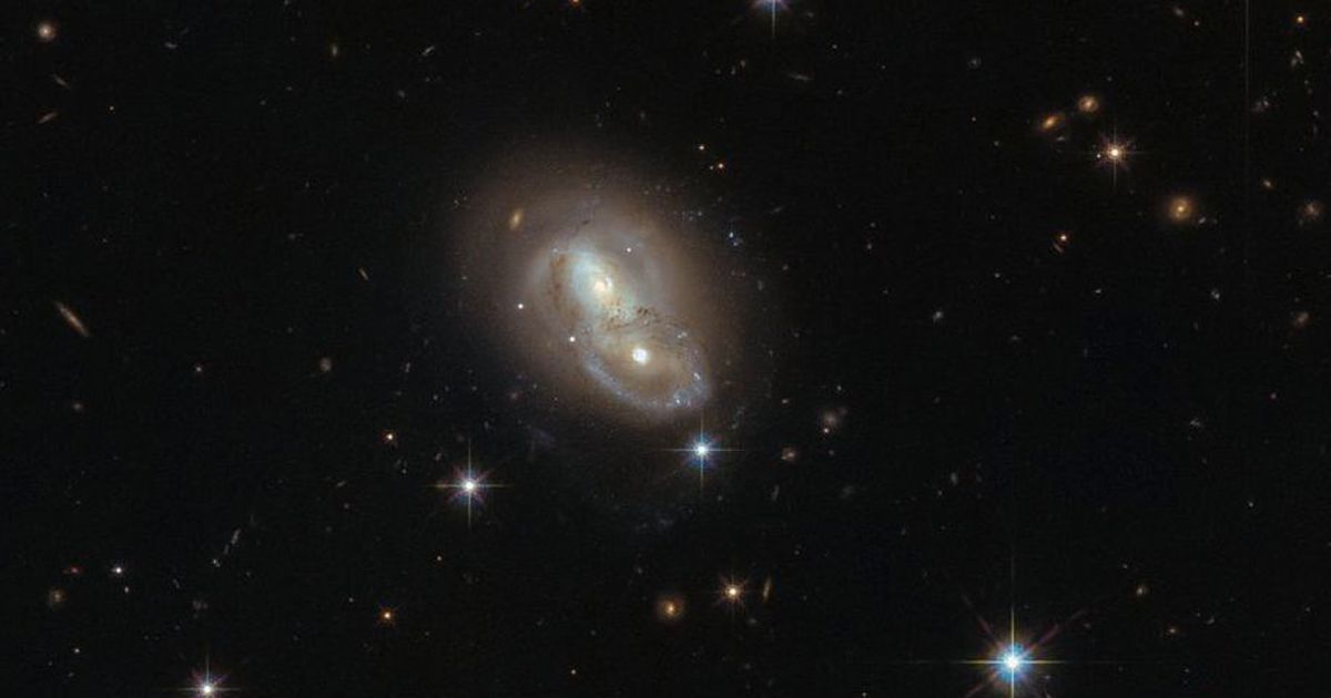 Physicsaholics's tweet image. Gorgeous new Hubble photo shows two galaxies dancing through space
crwd.fr/2qpZPSZ
