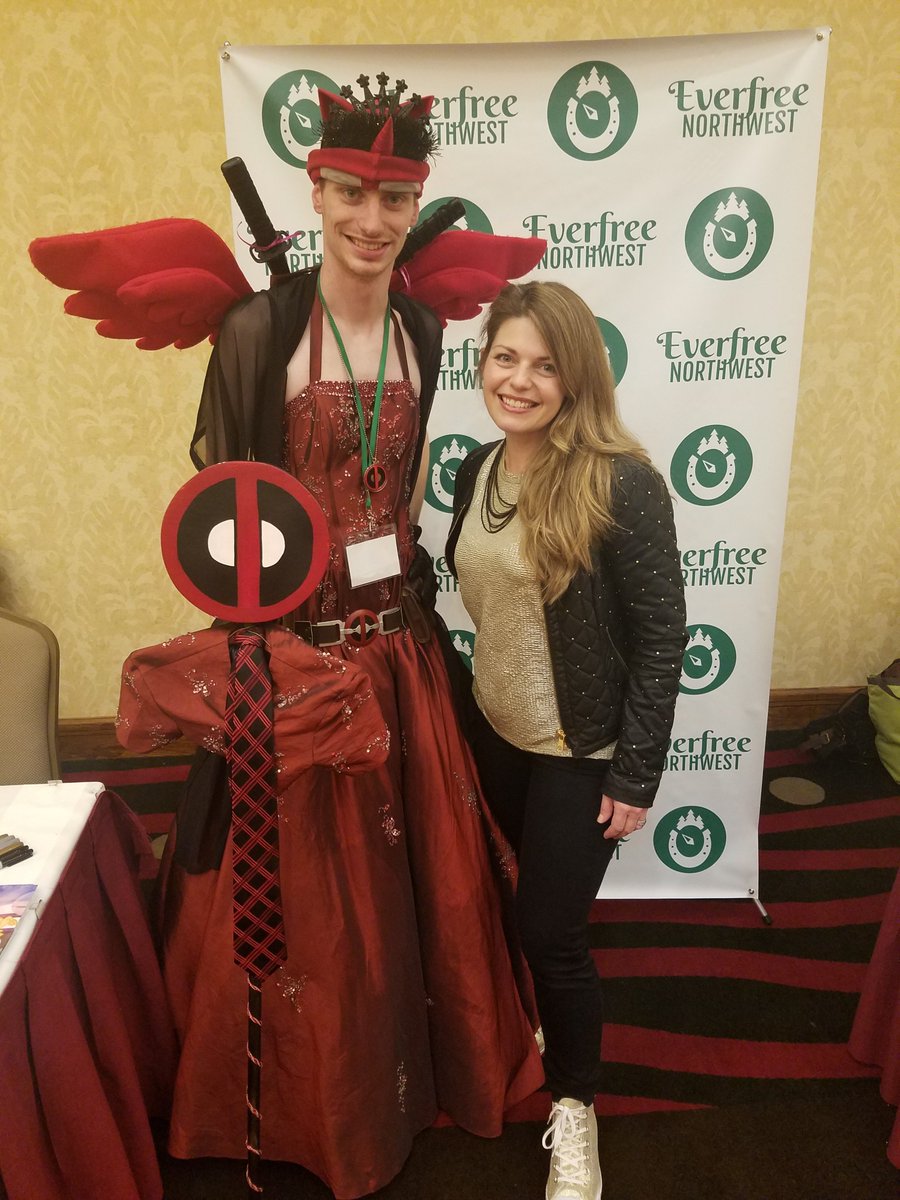 PrincessDedpool's tweet photo. More pics from #efnw2017. Pics with @mouthnoize @one_more_girl and @RebeccaShoichet (mask up AND down.) #convention #princessdeadpool https://t.co/2zl2a37sSp