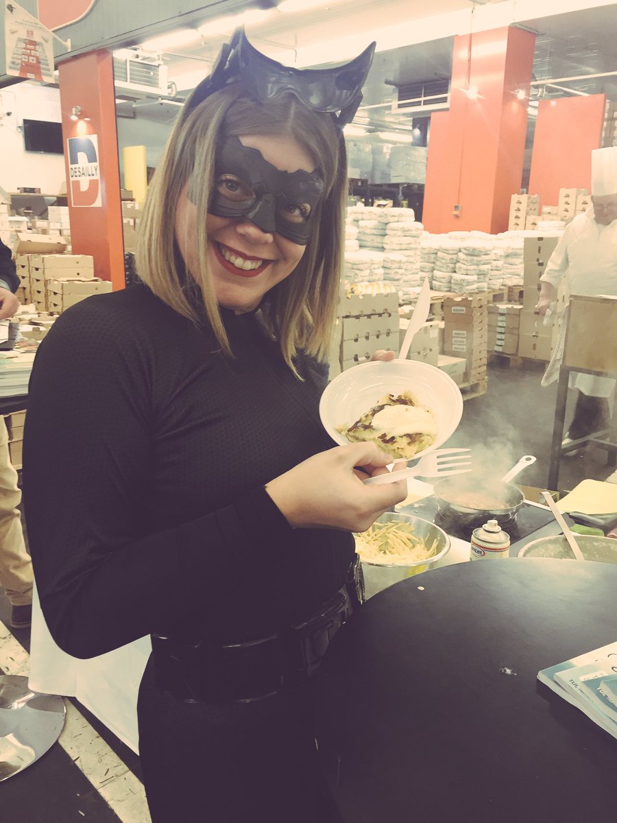 stratgourmet's tweet photo. Catwoman est fan du paillasson de pommes de terre et Cabécou gratiné de notre Chef🍴#strategiegourmet #MINdeRungis #Standcooking https://t.co/AKC59fxmw2
