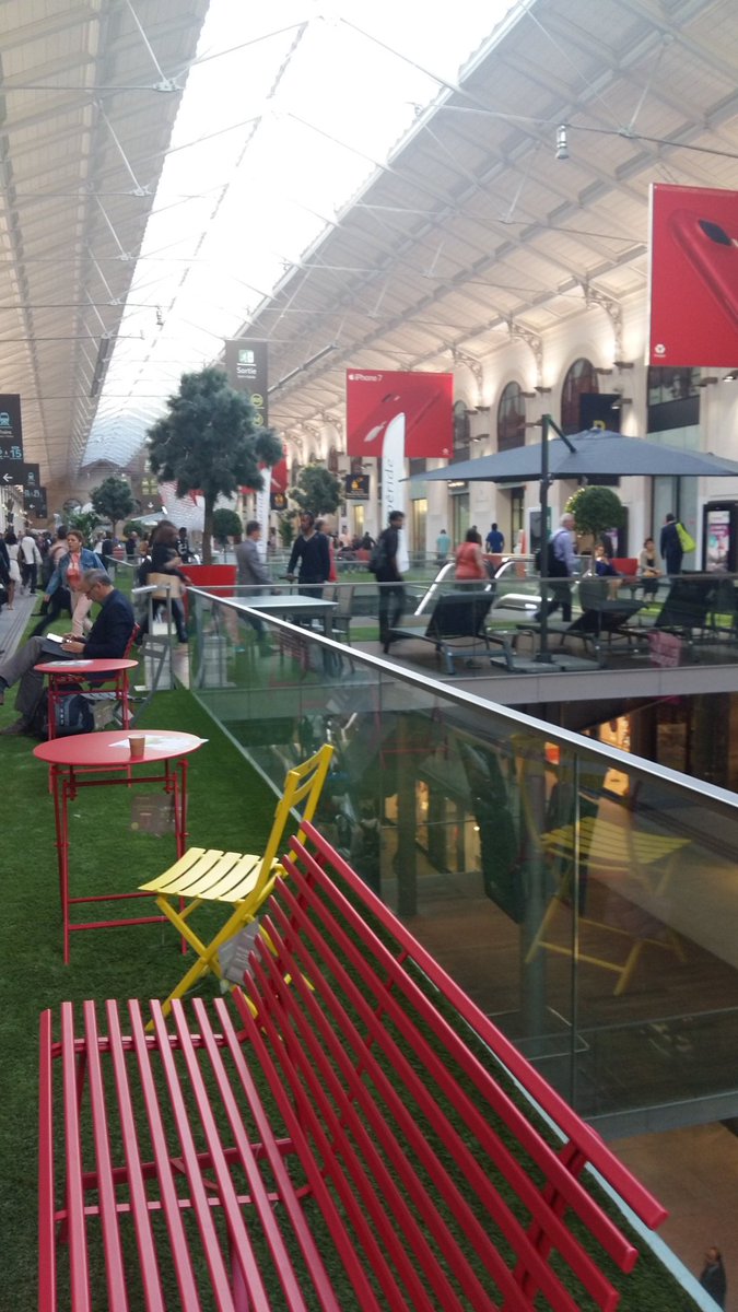 BenjaminHuteau's tweet photo. La gare Saint Lazare transformée en salon de jardin pendant quelques jours ! https://t.co/NuBs3gyVGT