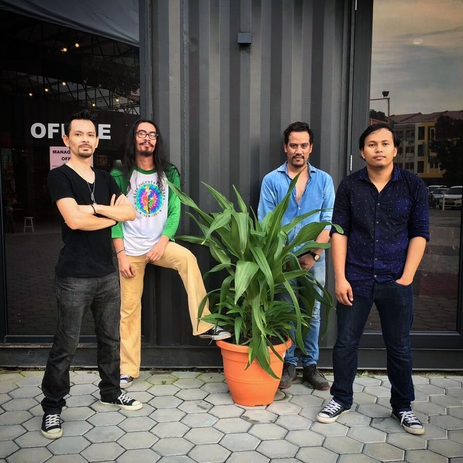 basah baju lpas perform means kami have fun on stage.. Gambar gambar selepas sessi baju basah dgn si pohon hijau..