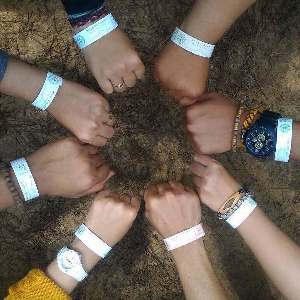 #Repost <a href="/ichasuwaryon/">Annisah Suwaryon</a>
・・・
Kata membuatmu berpikir. Musik membuatmu merasa. Alam membuatmu tenang. Mendengarkan lag… ift.tt/2qr4ggX