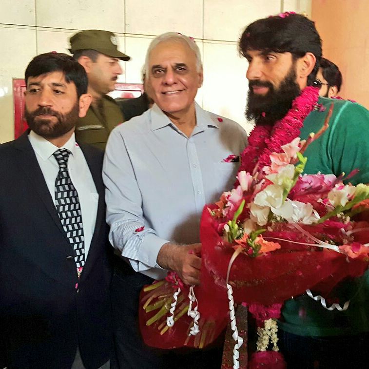 TeamImad_Mehru's tweet photo. @captainmisbahpk 
Congratulations🎉🎉🎉
#MisYouLegends 
Reception at Allama Iqbal International Airport Lahore😃😃😃 https://t.co/klFRYFcIVj