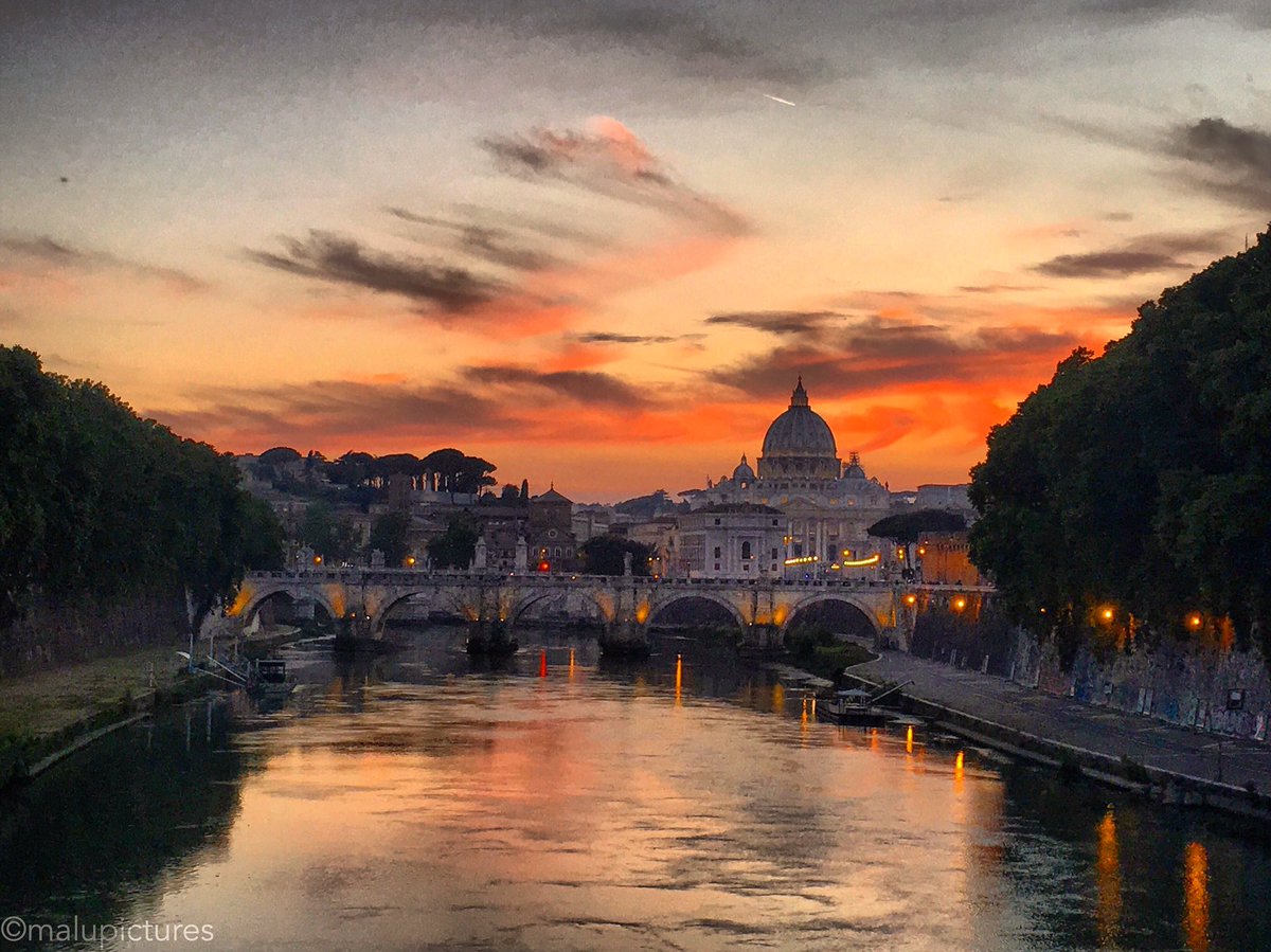 MarisaLukovich's tweet photo. Incredible sunset over St.Peter's Basilica on our evening walk through #Rome #Vatican #Italy #SplendoursofItaly #CostSaver #travel https://t.co/LB3VYB4J1f