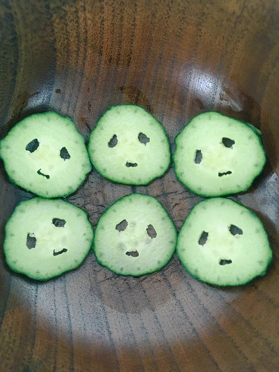 こっち見ないでｗ泣きそうな顔のキュウリたちｗｗ
