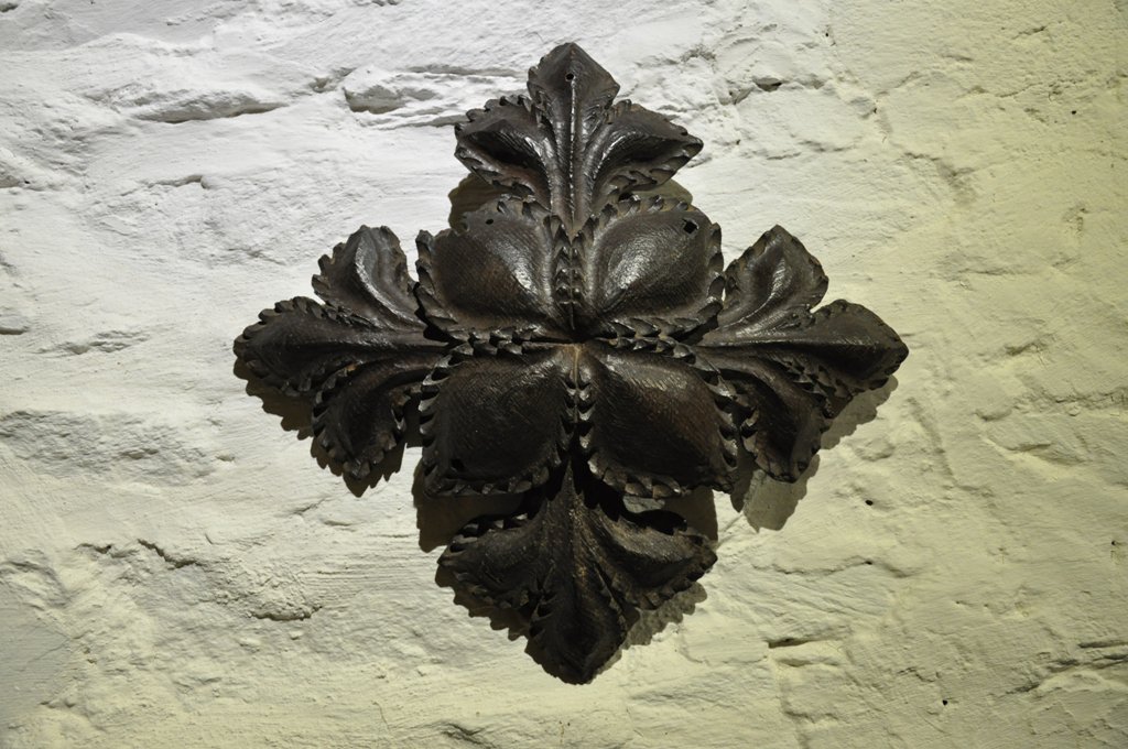 jackie_simonini's tweet photo. A large late medieval english oak #ceilingboss. west country. circa 1480. https://t.co/eP0sfYtt8O #antiquecarving #oakfurniture #homedecor https://t.co/kVRmzIMM4E