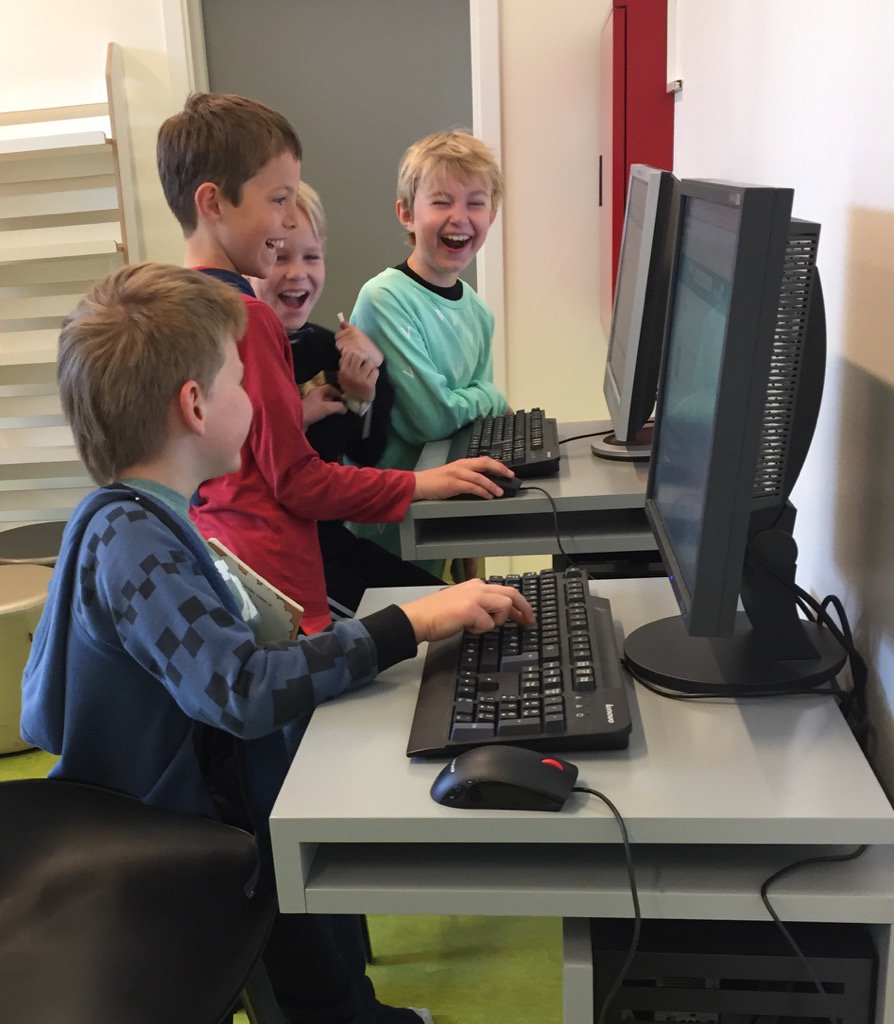 IngeBojeBrun's tweet photo. Stor glæde og begejstring for det nye søgesystem i #Cicero på #klmskolebib. 2.b næsten eksperter 👍🏼😊@KlostermSkole https://t.co/efUKVJAzOt