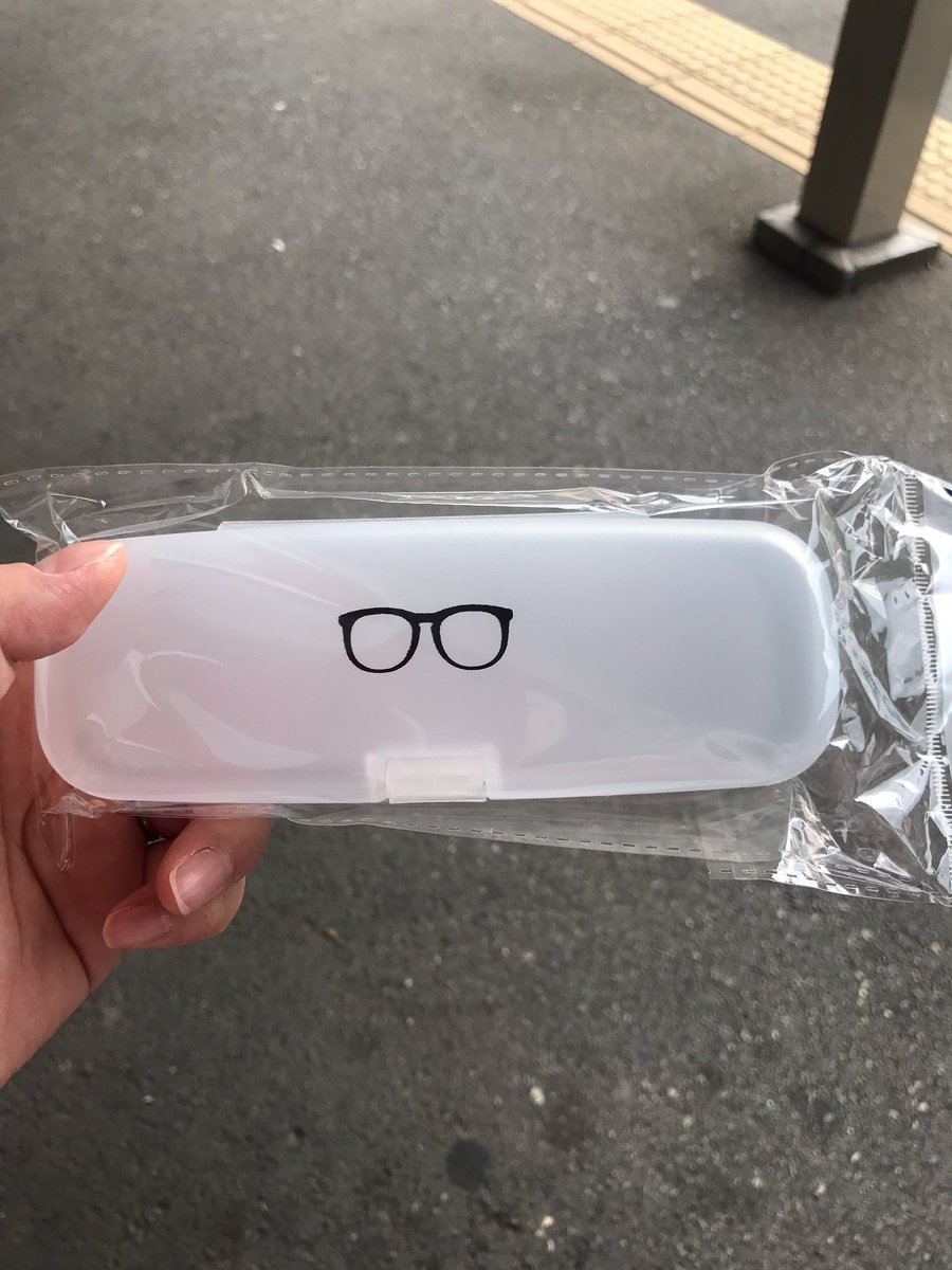 ゆちピリカ うまかっヽ ﾟ ﾟ 人 ﾟ ﾟ ノちゃんズ Uvカットメガネ忘れてきたら目が痛い キャンドゥでメガネケースだけは買いました