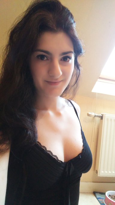 Bonne journ&eacute;e les loulous pour ma part c'est sous la ☔  Bisouxxx 💋 https://t.co/1S7n7Mq0jG<a href="/tag/friskyfriday"class="tags"><span>#friskyfriday</span></a>