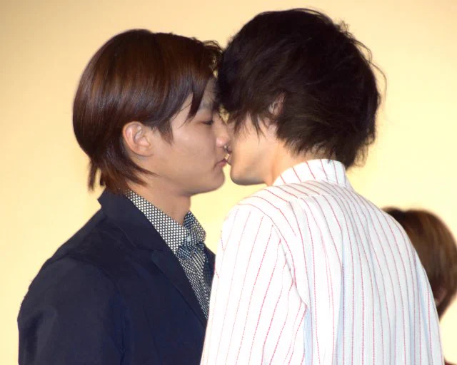 黄色い悲鳴が！菅田将暉と野村周平が舞台あいさつで公開キスww