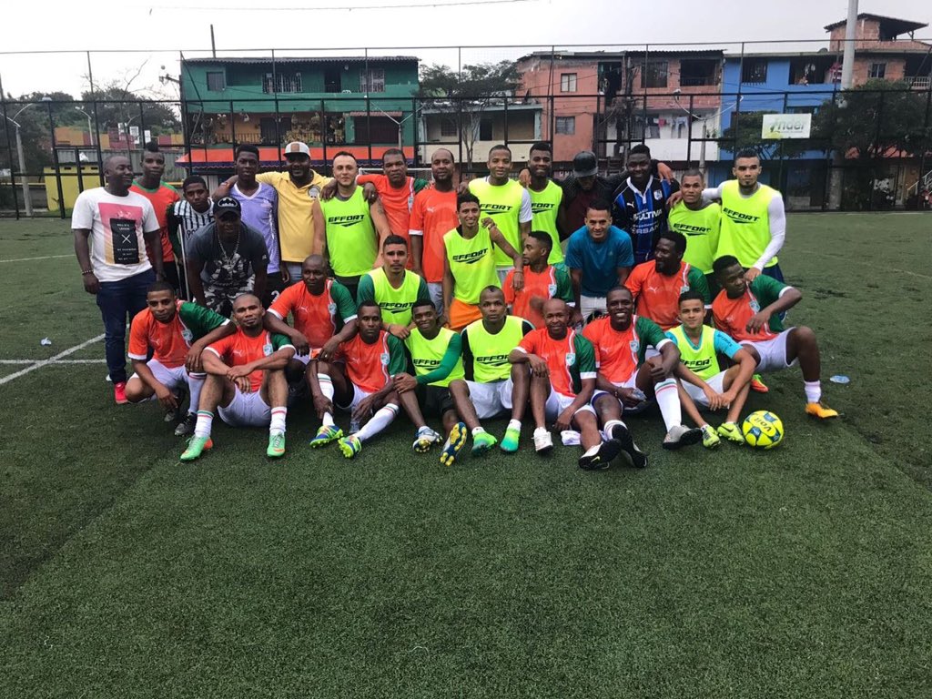 diego71734's tweet photo. Una tarde de fútbol con mis hermanos y amigos #yo amo el fútbol https://t.co/nEYEdjFaPP