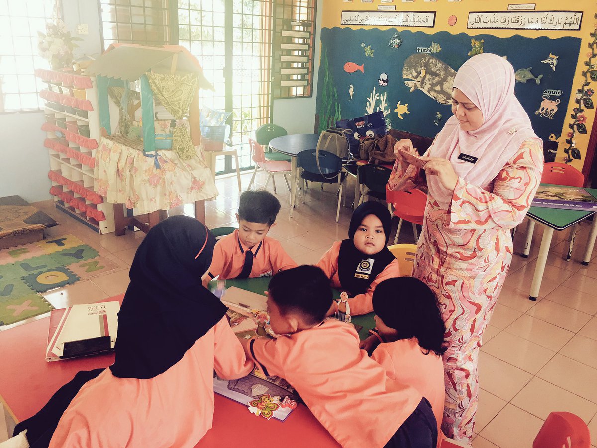 STARKitHQ's tweet photo. Cikgu Naja and her preschool students playing STAR KIT and create their wonderful stories🤗
#realmaya #STARKIT #InnohubUPM https://t.co/Bn9hQBOxWK