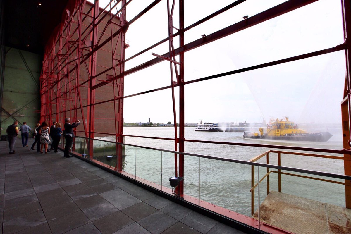 WOW, wat een uitzicht! Feestelijke onthulling van glazen wand in de Onderzeebootloods.#rdmevents #portofrotterdam #rotterdamahoy